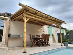Réalisation par Bigbamboo d'une pergola bambou adosée