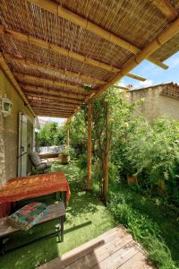 réalisation BIGBAMBOO la paillote en bambou avec des canisses