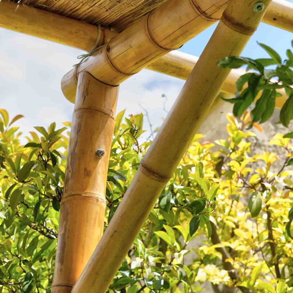 Assemblage par Bigbamboo pour une réalisation client paillote en bambou