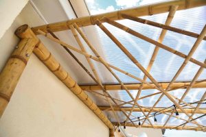 Réalisation-pergola-bambou-polycarbonate