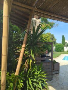 assemblage des poteaux d'une pergola bambou avec une piscine