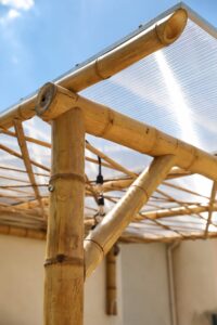 Un assemblage conçu pour garantir à la fois la solidité et l’esthétique d’une pergola en bambou.