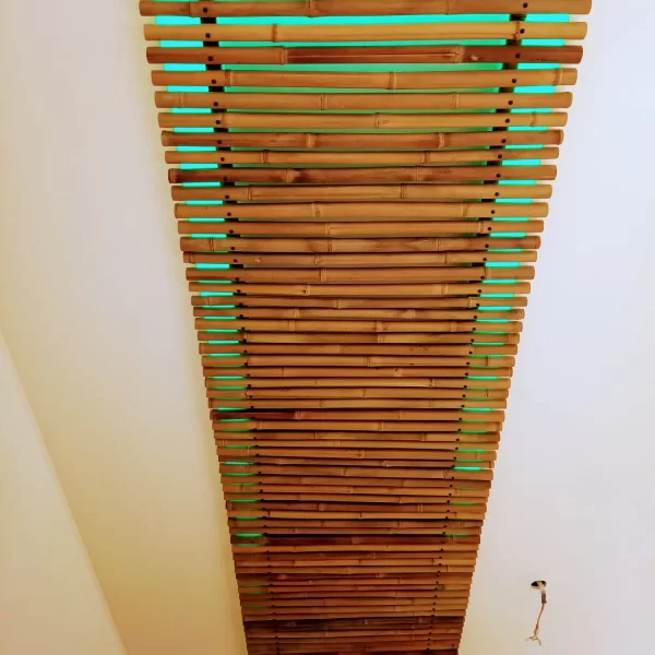 Plafond en bambou rétroéclairé