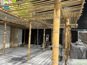 Détail du plafond en lattes de bambou naturel dans un espace indoor