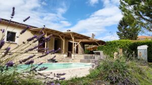 Façade de La Villa Bambou, maison écologique construite en canne de bambou avec toiture multicouche
