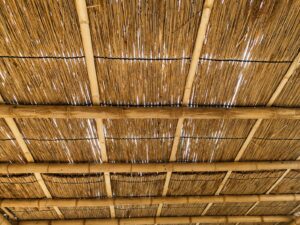 toiture de pergola bambou en chaume de camargue et lamelles de bambou