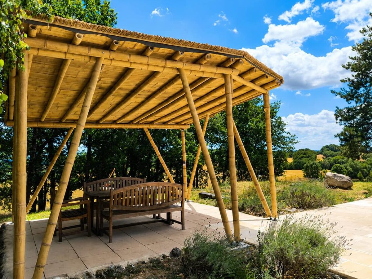 pergole en bambou sur mesure gamme réunionnaise, toiture étanche multicouche, volige en esterilla, bambou Guadua, fabrication par l'entreprise BigBamboo