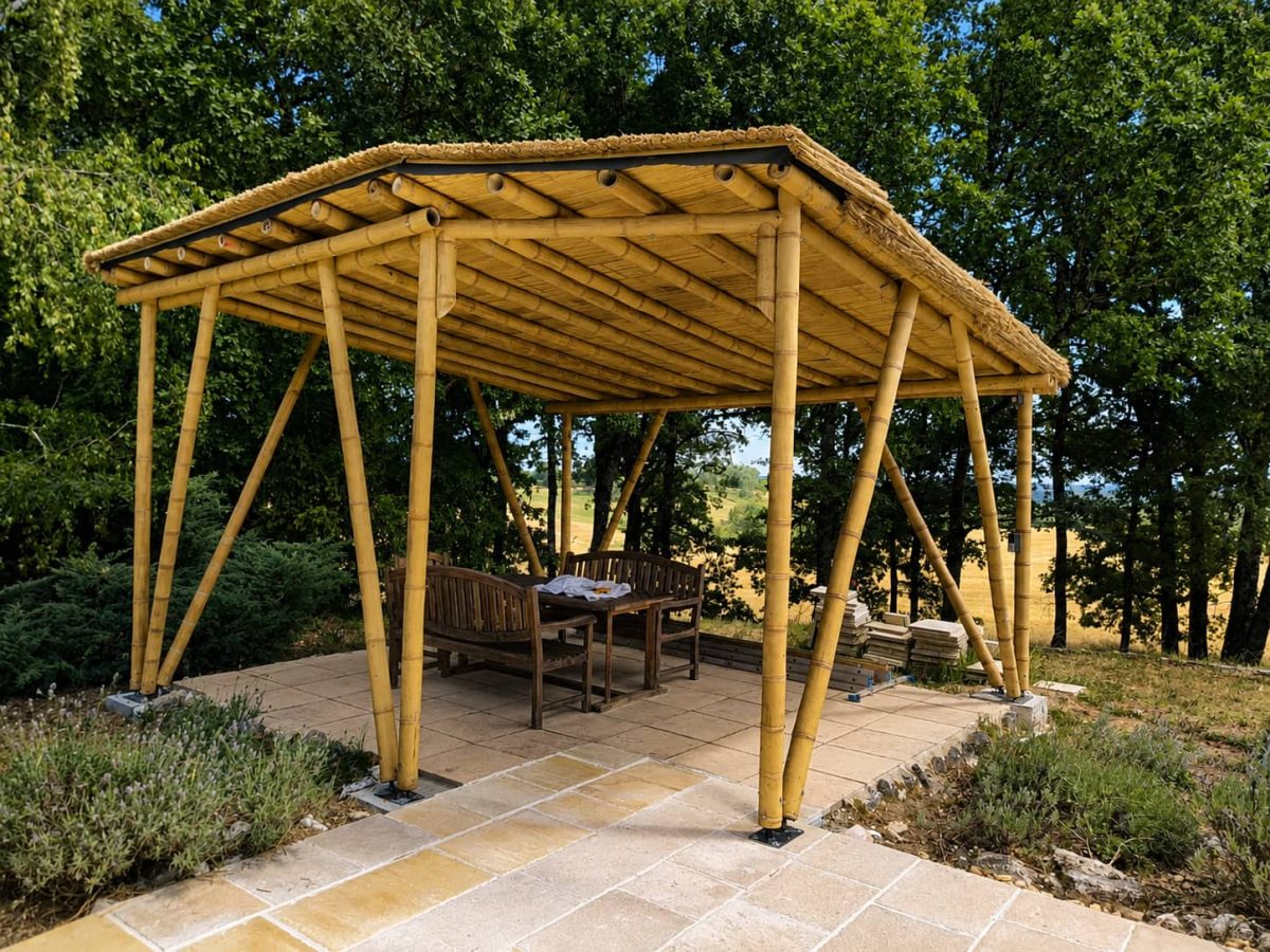 photos d'une pergola bambou BigBamboo dans jardin, maison d'architecte