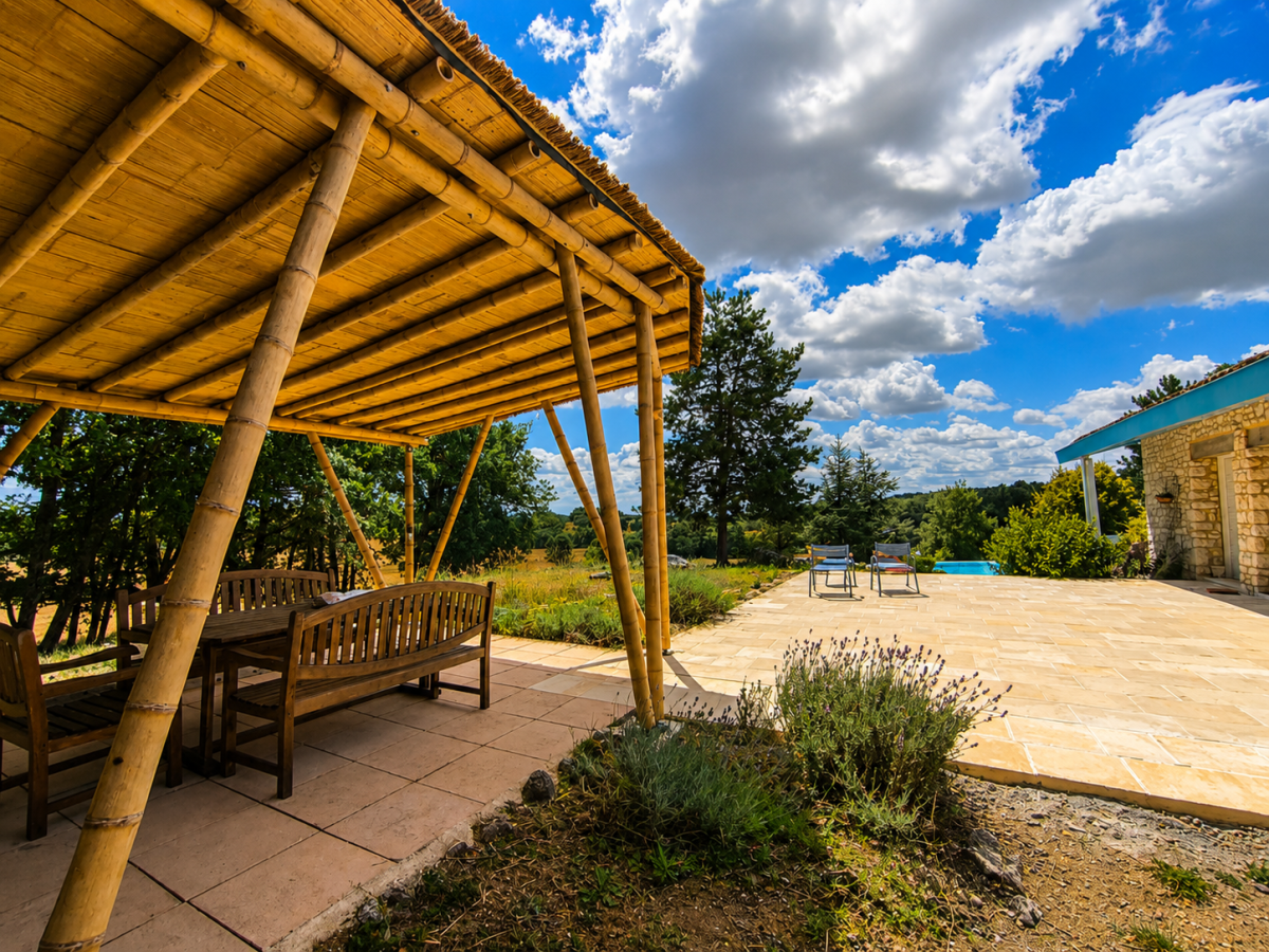 Pergola bambou dans un jardin avec piscine, une fabrication sur mesure de la gamme Réunionnaise, toiture étanche. Par BigBamboo