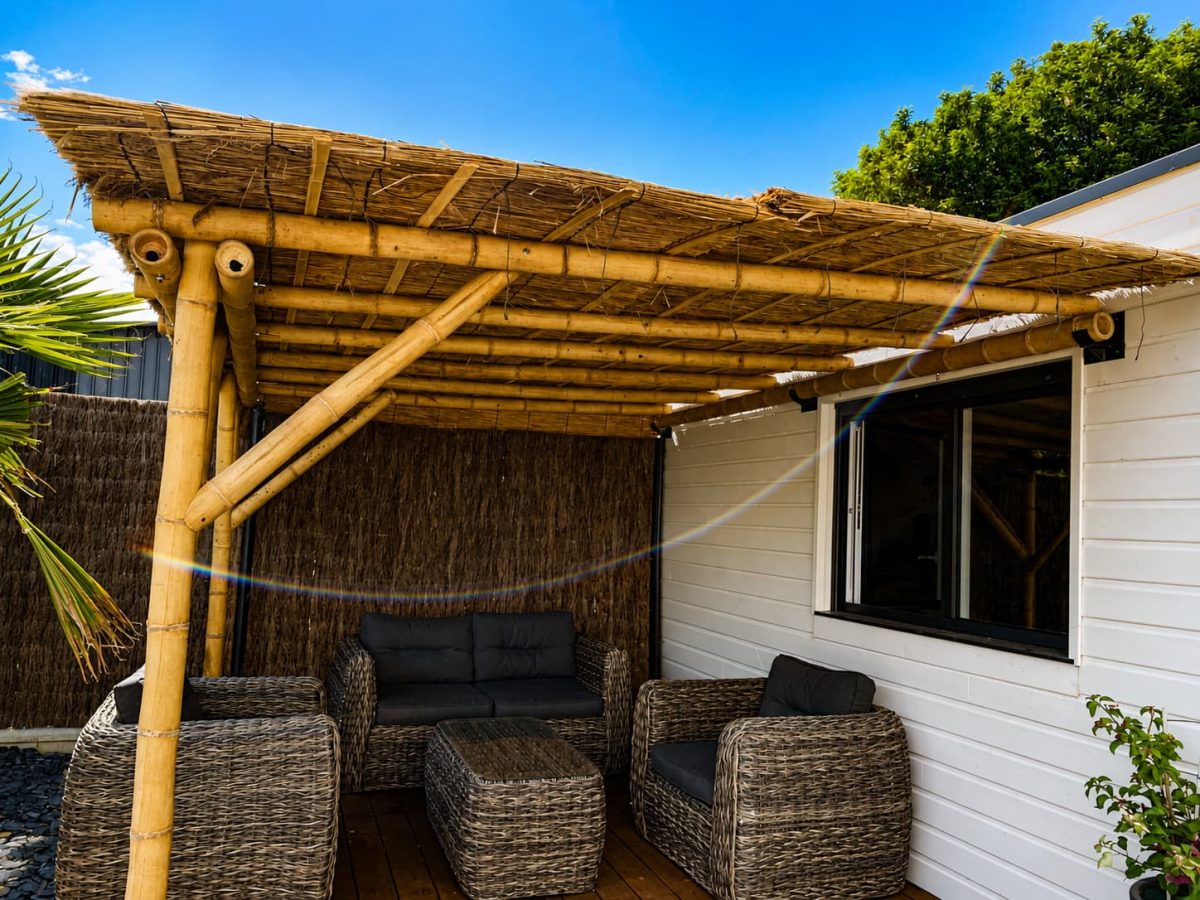 Pergola en bambou sur terrasse en bambou, modele pergola adossée bambou 4x4m