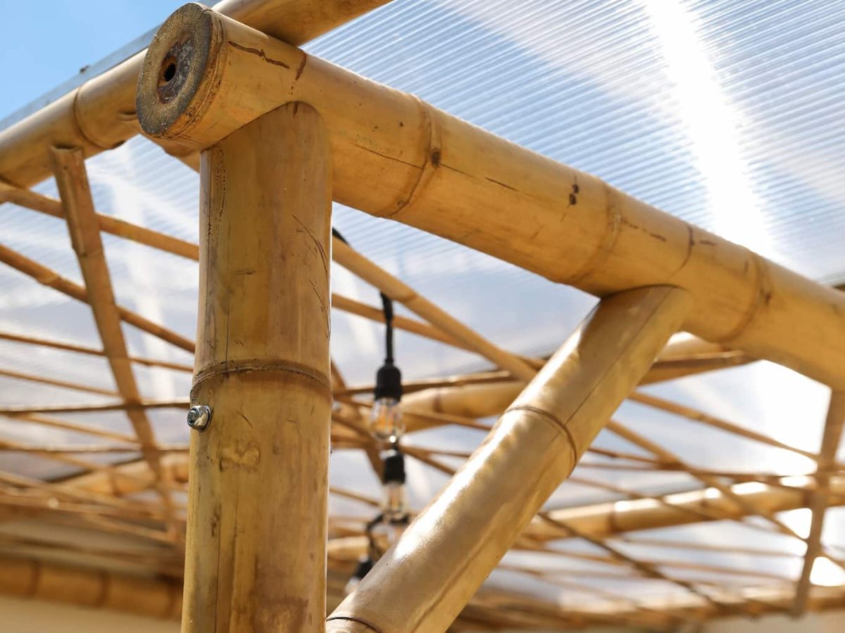 Un assemblage conçu pour garantir à la fois la solidité et l’esthétique d’une pergola en bambou.
