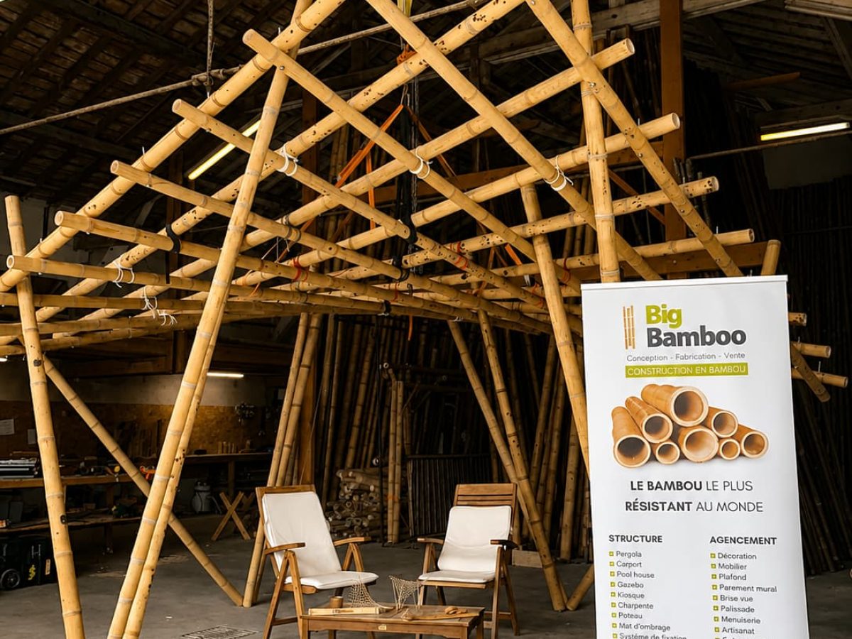 Réalisation d'un structure en bambou de type hypar, par l'architecte Santiago Montoya de Teboo dans les ateliers de BigBamboo