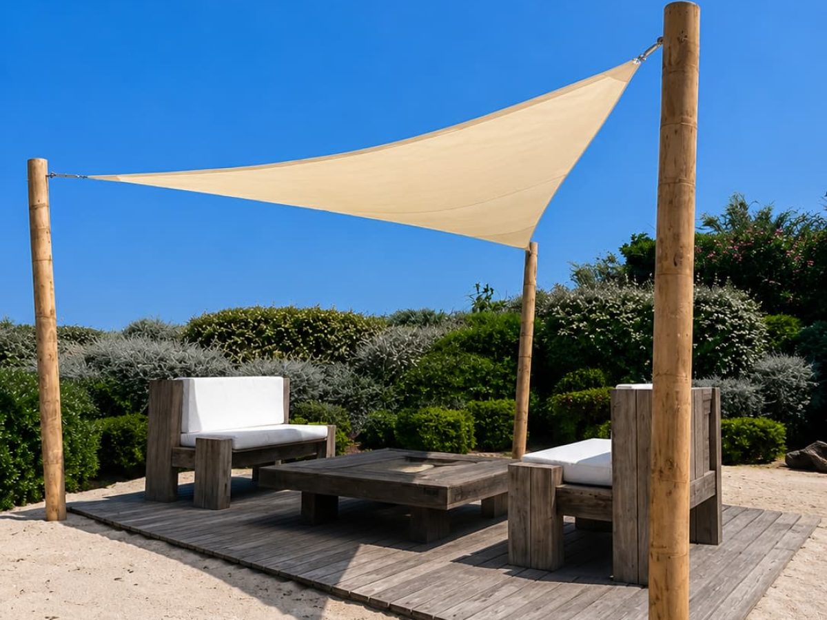 Réalisation de voile d’ombrage haut de gamme par saint tropez store sur structure en bambou Guadua.