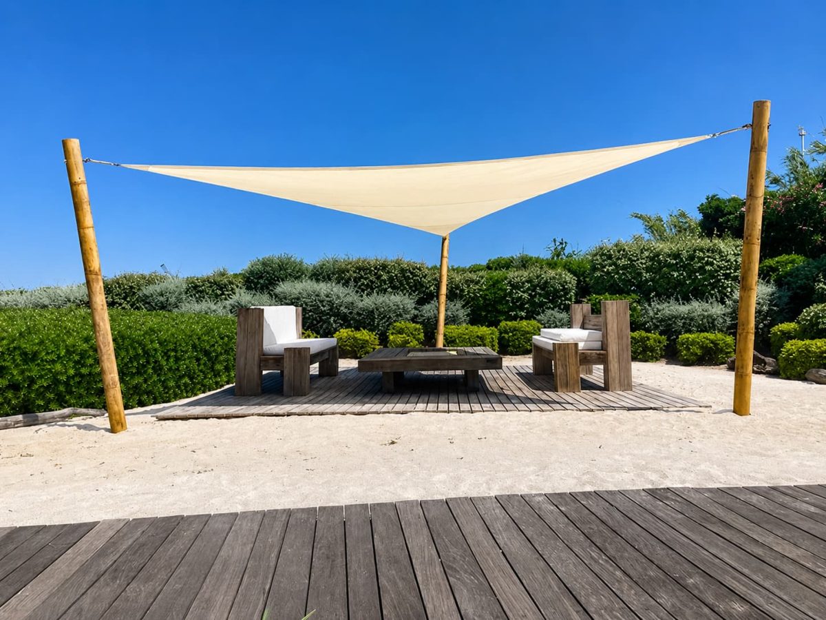 Voile d’ombrage sur structure en bambou Guadua au coucher du soleil