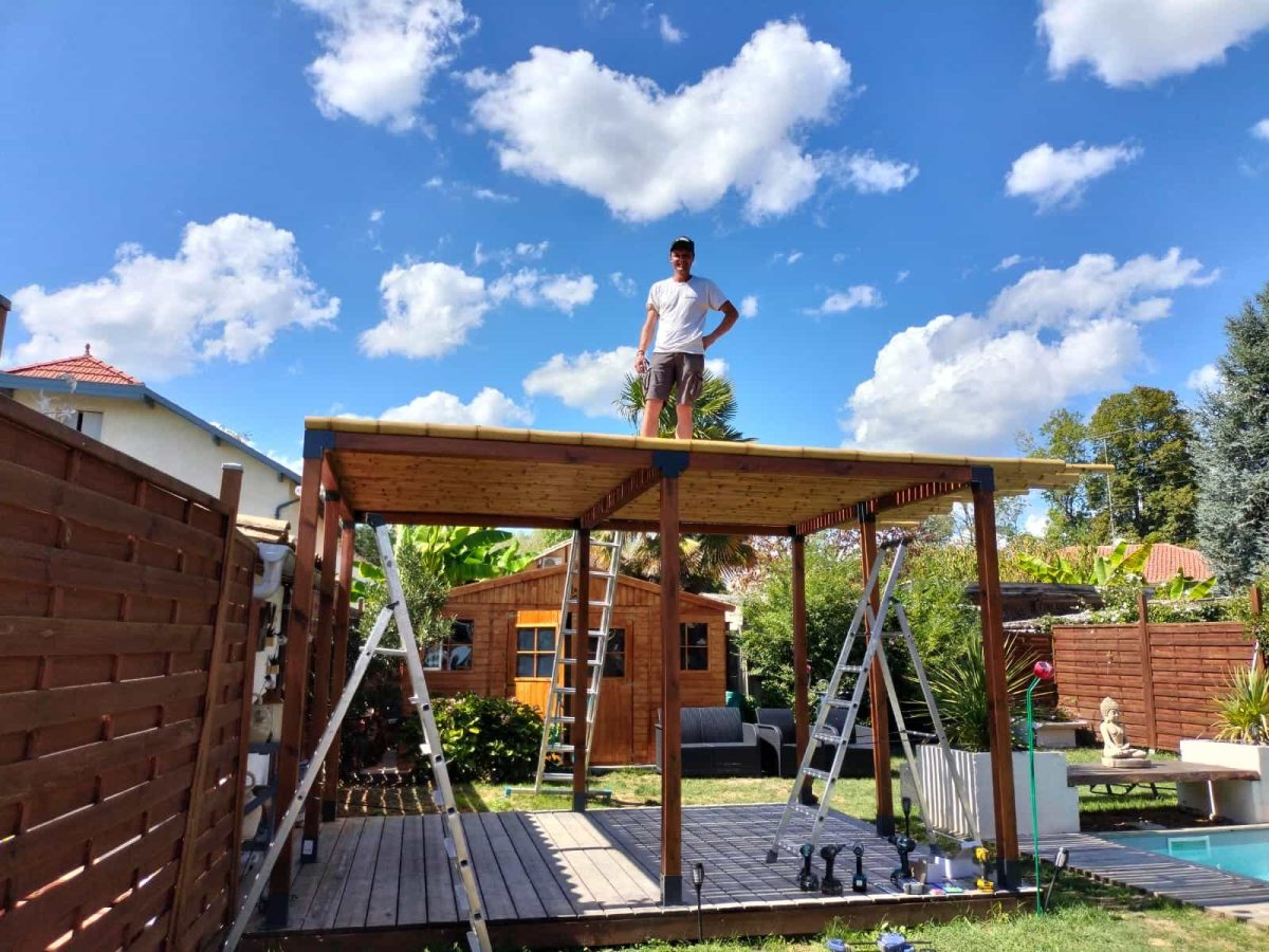 Installation d’une pergola en bambou en cours de réalisation