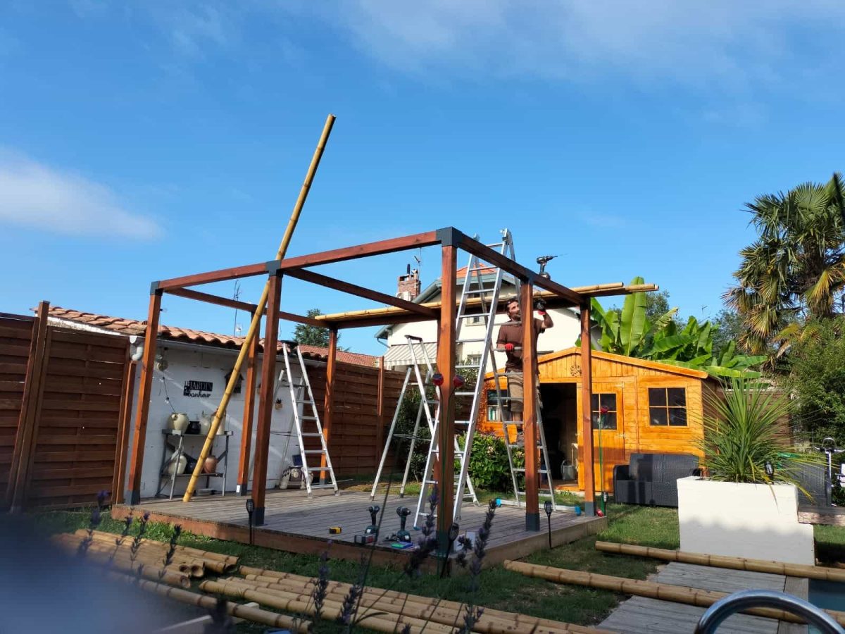 Installation d’une structure d’ombrage en bambou
